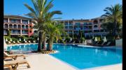 Appartement de standing face à la baie de St-Tropez, vue mer, jardin et piscine.
