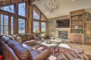 Walk to Lift: Luxe Villa w Hot Tub in Copper Mtn