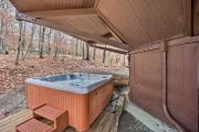 Skiway Chalet Home with Hot Tub in Beech Mountain!