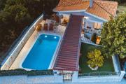 3 bedrooms villa with private pool jacuzzi and wifi at Zagvozd