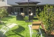 Moderne T2 avec garage ,très calme avec jardin privé et piscine, à 400m du centre ville et des plages, WIFI remise supplémentaire de 10 pourcent pour une location à la semaine