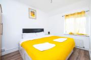 4 Bedrooms Self Catering Dagenham House, Free Wifi & Netfix 4 Bedrooms Self Catering Dagenham House, Free Wifi & Netfix