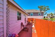 Less Than 2 Mi to Historic Pleasure Pier Galveston Studio