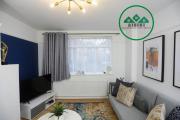Aisiki Stays Apartments at Hillingdon, 3-Bedroom & 2-Bathroom, Pet-Friendly House with Garden, King or Twin beds with FREE Wi-Fi & PARKING SPACE Aisiki Stays Apartments at Hillingdon, 3-Bedroom & 2-Bathroom, Pet-Friendly House with Garden, King or Twin beds with FREE Wi-Fi & PARKING SPACE