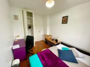 Bedroom in a house Chambre dans une Maison