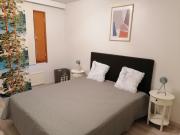 Keskustan kaksio parvekkeella, ilmastoitu.