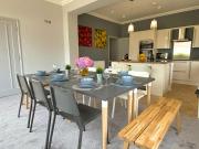 Beautiful Large 4 bedroom House - 5 Minute Walk to the Best Beach! - Great Location - Garden - Parking - Fast WiFi - Smart TV - Newly decorated - sleeps up to 10! Close to Bournemouth & Poole & Sandbanks