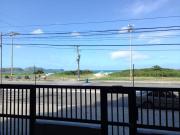 Apto 04 qtos, aconchegante, localizado em prédio frente Praia do Forte