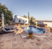 Casa Algarrobo by Rosas Cantares