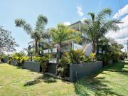 Shoal Bay Beach Apartments 18 fantastic air conditioned unit with a pool and lift