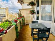 Spacieuse chambre privée 25m2 en colocation avec 4 autres personnes dans un appartement 94m2 à vaulx en velin centre