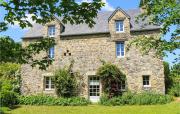 4 Bedroom Cozy Home In Monthuchon