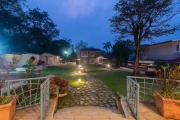 StayVistas Shantam House - Diverelaxation with a pool and tennis lawn
