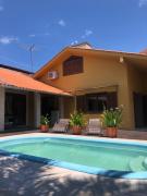 Linda casa com piscina em Bombinhas, espaço inteiro