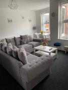 8 Bed 9 Bath Ensuite House with Hot Tub and Free Parking