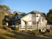 Snowgums on the Lake - Charming 4BR Home l Amazing Lake Views l Balcony