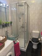 Apartamento com patio na rua principal da cidade