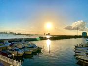 Deluxe waterfront one bedroom apartment with Miami Skyline view, free parking 5 mins drive to Miami Beach
