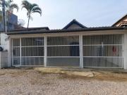 0005.04 - Maranduba - Casa - 3 Dorm - 14 Pess - 3 Quadras Do Mar - Piscina Coletiva - WIFI - Ar Condicionado