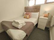 Spacious Home - 2 Ensuites - Garden - Smart TVs