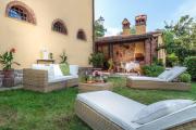 Rosyabate Cottage, with Private Garden and views between Lucca and Pistoia
