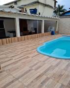 Casa espaçosa com piscina a 100m da praia!!