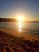 Pé na areia, casa na praia de frente para o mar