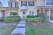 Charleston Townhome about 13 Mi to Sand and Surf!