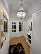 Amplio y céntrico piso con patio.