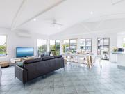 Baia Villa air con WiFi and views of Fingal Beach