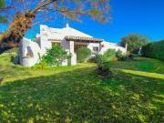 Villa con piscina privada y gran jardín