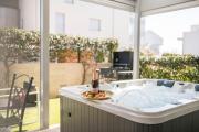 Apt GioAn Novigrad, 500m to Sea, private heated Jacuzzi, BBQ, free parking
