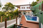 Casa com piscina, deck e vista para o mar