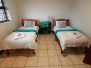 Travellers Treat - 6 Sleeper House just minutes from the beach!