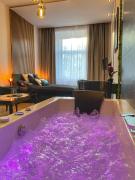 Apartament czarny z jacuzzi