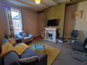 Delightful Central, Seaside Apartment-with free parking