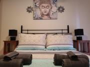 Bajo de esencia relajante con piscina privada y patio!