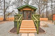 Beautiful New Bern Studio Cabin with Fire Pit!
