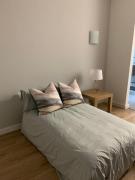 Lovely flat walking distance to Glentana beach