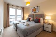 BEST PRICE! Superb city centre apartment, 2 Superkings or 4 singles Smart TV & Sofa bed- FREE SECURE PARKING