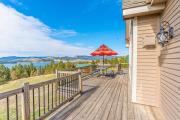 Spectacular lake-View retreat with Deck, Grill