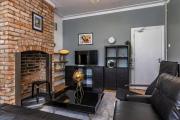 Spacious House with Four Bedrooms, Parking and Private Garden, Sleeps up to 10 people Spacious House with Four Bedrooms, Parking and Private Garden, Sleeps up to 10 people