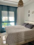 Appartement vue piscine bien équipé et bien ensoleillé