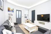 Ultra Modern, Stylish Apartment Next To Princes St