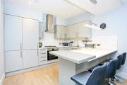 Ultra Modern, Stylish Apartment Next To Princes St