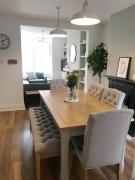 Emerson House 2Bed Sleeps 6 EV Point Dog Friendly Parking Groups Families Professionals Emerson House 2Bed Sleeps 6 EV Point Dog Friendly Parking Groups Families Professionals