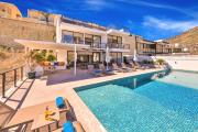 Luxury 5 bedroom villa with heated infinity pool & amazing sea views