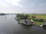 Luxe woonboot unieke locatie Friesland Âlde Feanen