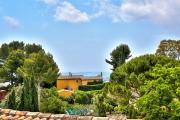 Le Cocon en plein centre du village médiéval de Mougins vue mer