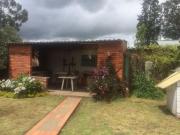 Comodo chalet, en una muy buena ubicación y rodeado de jardines